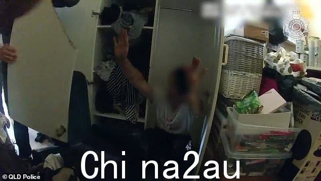 警方逮捕了两名年龄分别为 19 岁和 24 岁的男子,他们因一名 12 岁男孩的肇事逃逸而强行进入壁橱将一名嫌疑人拖出