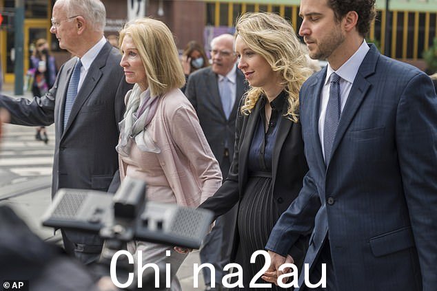 Theranos CEO Elizabeth Holmes 周五抵达加利福尼亚州圣何塞的联邦法院,联邦法官判处她 11 年监禁