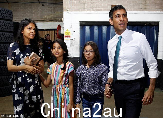 Rishi Sunak 和他的妻子 Akshata Murthy 有两个女儿(7 月的合影),其中一个女儿快十几岁了,他想确保她们和其他人都能四处走动safely'