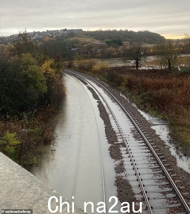 Inverkeithing 附近的一条河流决堤,导致洪水泛滥,通往爱丁堡的线路关闭