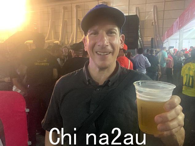 美国球迷布莱恩·戴维森成为第一支持者在排队两个小时并为一品脱啤酒支付 12 英镑后在卡塔尔喝啤酒