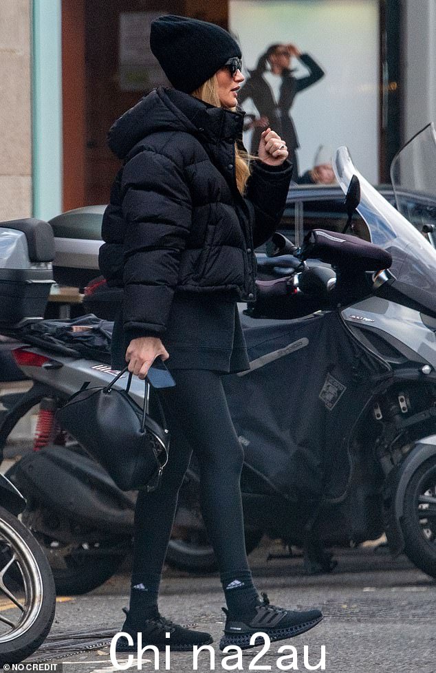 配饰:但这件衣服的亮点是光滑的皮革她携带的 Prada Supernova 包,网上零售价高达 3,200 英镑
