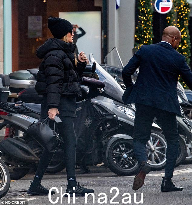 LOL:在 Jonathan Ross Show 上的演讲中,Rosie 透露说:'是的,我经常被闪光。就像所有可爱的女士们一样,在电梯里,上下楼梯'