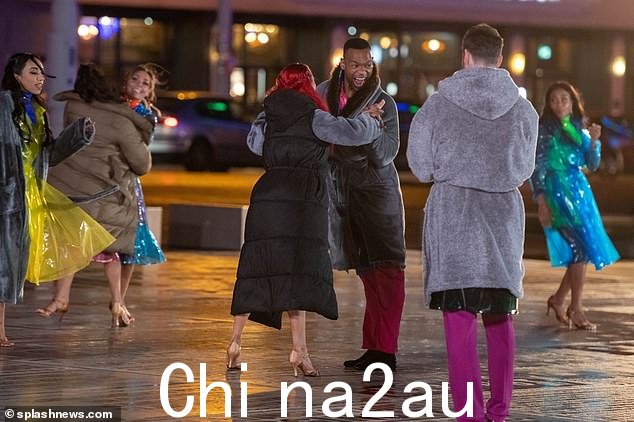 包裹起来:他们都穿着迷人而耀眼的服装,在舞蹈间隙他们确保穿着温暖的羽绒服