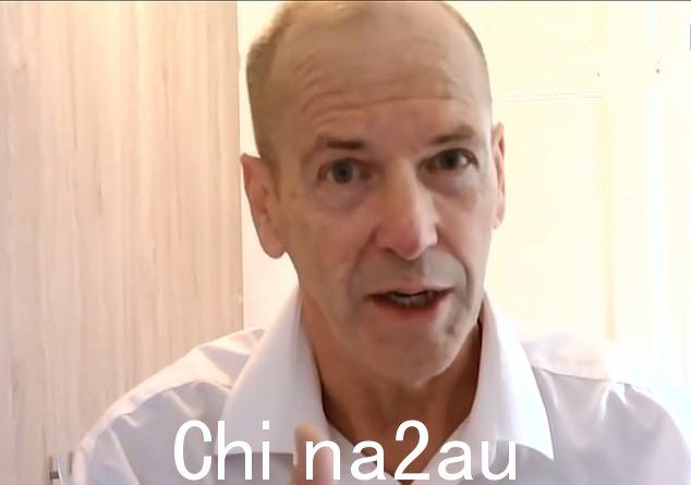 星期日邮报独家揭露了他没有与观看玉米片的观众分享的秘密。琼斯被拍到身穿黑色制服,臂章上有闪光灯和圆圈法西斯象征,坚称他的慷慨不是出于他的政治信仰