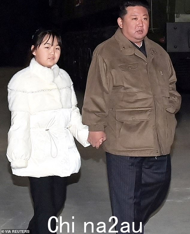 金正恩带着他的女儿(左)全家出游 - 参加洲际弹道导弹发射