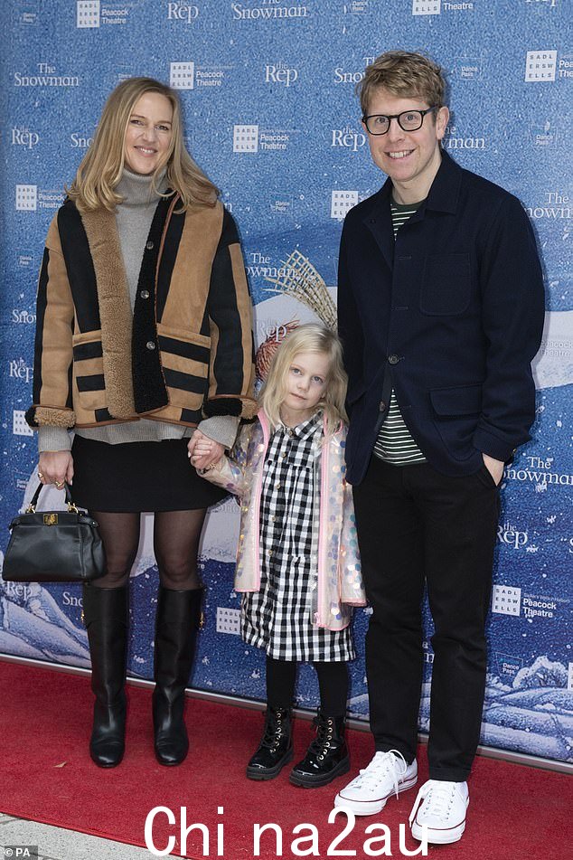 家庭时间:参加演出的还有喜剧演员 Josh Widdecombe,他带着妻子和年幼的女儿前来