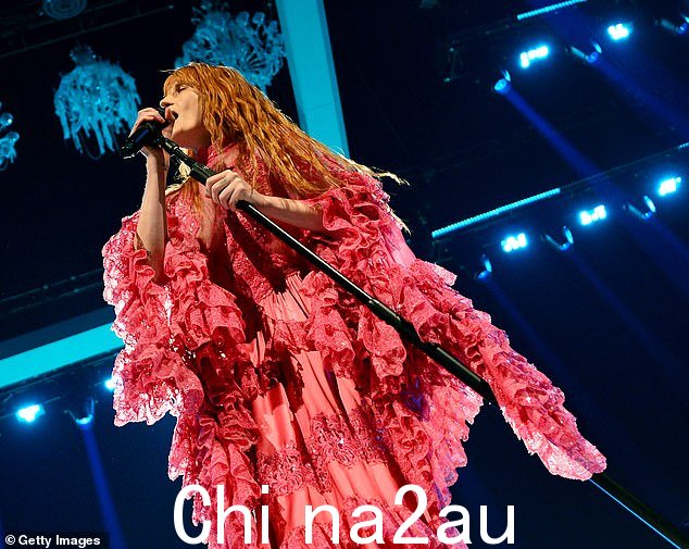 暂停:35 岁的弗洛伦斯·韦尔奇 (Florence Welch) 周五在伦敦 O2 体育馆表演时脚骨折,因此推迟了她的 Dance Fever 巡演