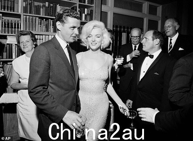 1962 年 5 月,玛丽莲·梦露穿着这条裙子,与约翰·肯尼迪总统的姐夫史蒂夫·史密斯在一起