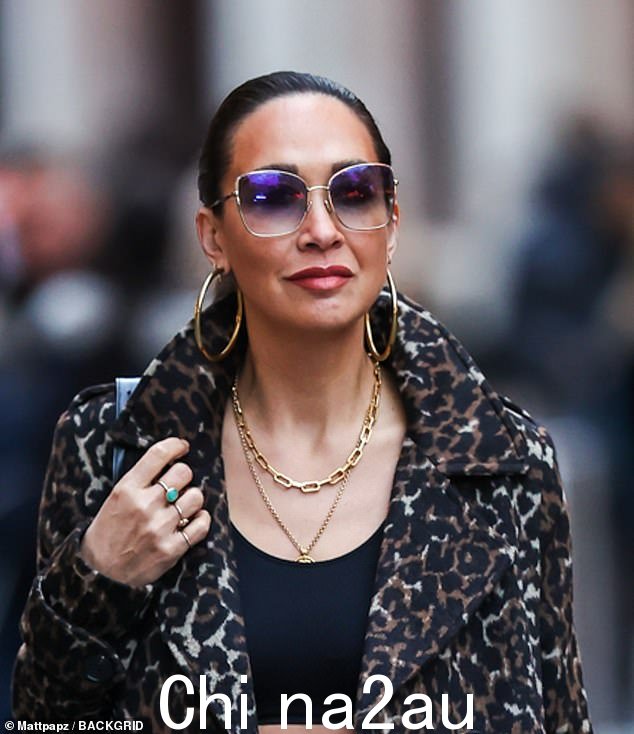 配饰:Myleene 用一对醒目的环形耳环和分层金项链为造型增色不少,增添了光彩tly tinted sunglasses