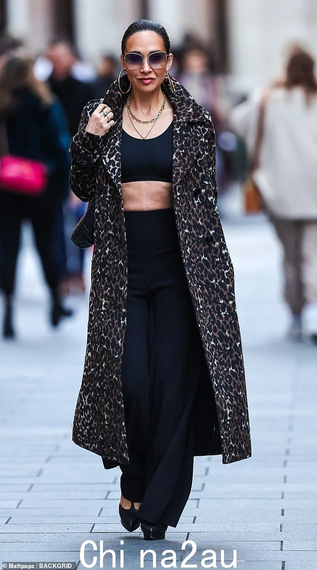 美女:Myleene Klass,44 岁,周六穿着露脐上衣时,她穿上了一件别致的动物印花外套,走出 Smooth radio