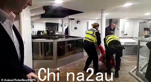 她被要求离开会场后被警察拖走拘留