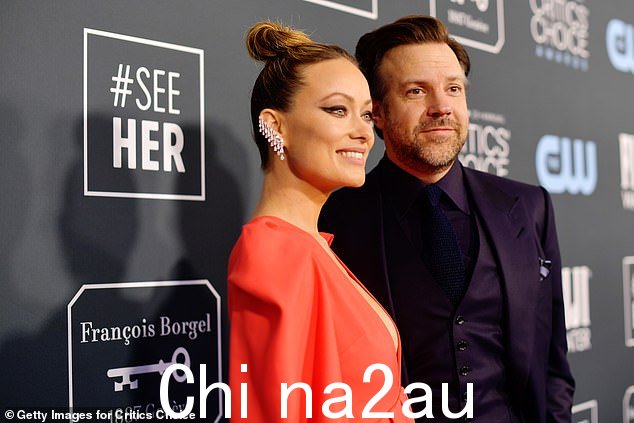 2020 年拍摄 Don't Worry Darling 期间开始与 Styles 的关系时,Wilde 仍与 Sudeikis 同住(2020 年合照)