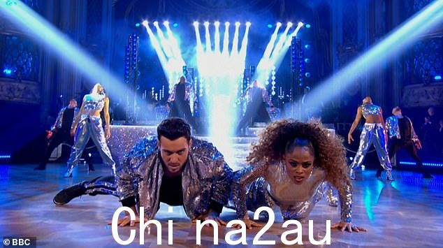 Fleur East,如图,称赞《舞动奇迹》'不可思议',因为该节目可以设置为第一个非白人决赛