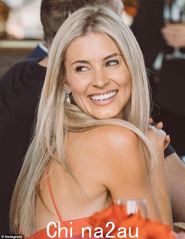 Hollie 在 2021 年底宣布她正在与她最好的朋友 Ellie 的丈夫、投资银行家 Charlie 约会时震惊了悉尼东郊的社交圈子
