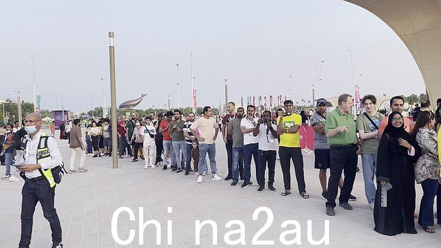 昨天,备受吹捧的粉丝节现场开放了 ¿ 但支持者不得不排两个小时的队才能进入,在酷热中没有避难所或水