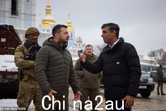 Zelensky 总统和 Rishi Sunak 参观了一个展示被摧毁的俄罗斯军车的展览
