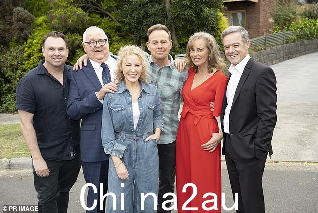 周四,宣布《邻居》在其最后一集于 7 月播出仅四个月后就已获救。图为大结局的演员