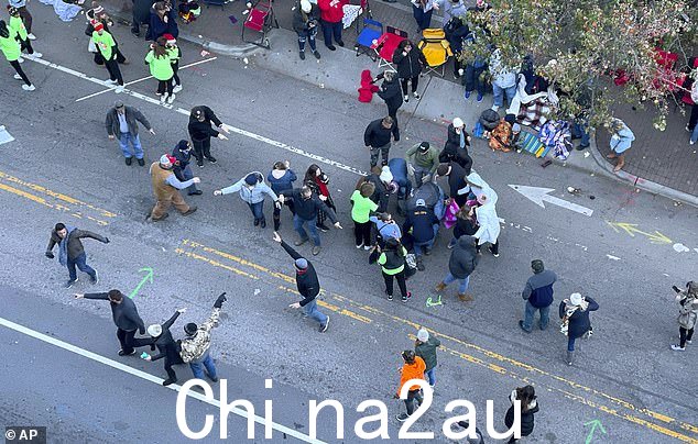 人员赶往希尔斯伯勒街罗利圣诞游行期间年轻女孩被杀的地方