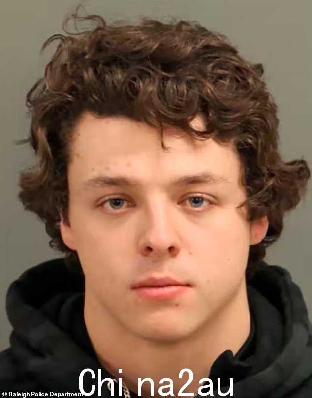 Landen Christopher Glass,20 岁,周六在北卡罗来纳州罗利的圣诞游行中撞死一名女孩的卡车司机被指名