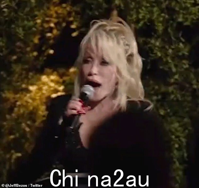 Dolly Parton,76 岁(如图)因在全球范围内为儿童提供图书阅读机会而获得杰夫·贝佐斯 1 亿美元的奖励。收件人将获得 1 亿美元,用于“直接捐助他们认为合适的慈善机构”