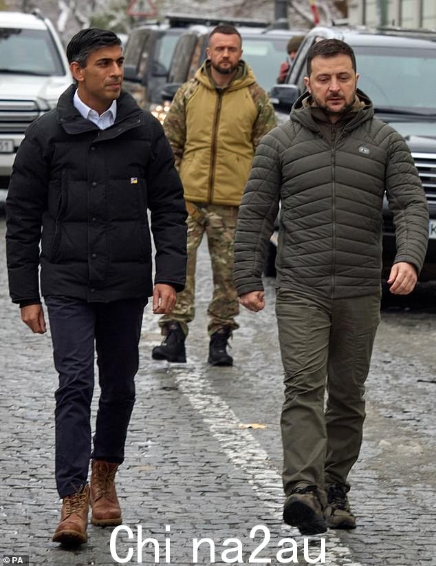 Rishi Sunak(左)和乌克兰总统 Volodymyr Zelensky(右)参观基辅乌克兰阵亡捍卫者的记忆墙