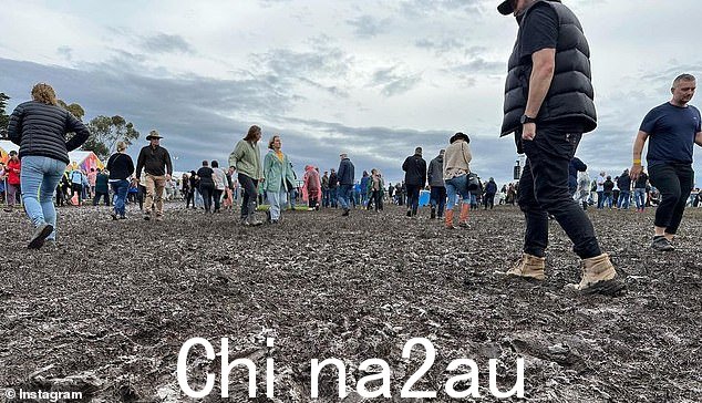 恶劣的条件让球迷湿透了,汽车陷入困境,许多人对节日没有推迟到阳光明媚的场合感到沮丧。图为 A Day On The Green
