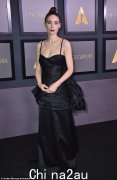 鲁尼·玛拉 (Rooney Mara) 身穿光滑的黑色缎面礼服，出席在洛杉矶举行的第 13 届年度州长奖颁奖典礼