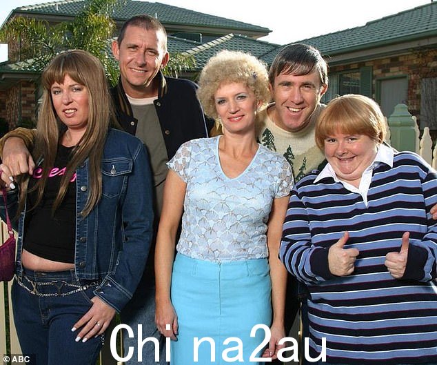 Magda Szubanski 在透露 Kath 和 Kim 明星的标志性发型实际上是假发后,本周在社交媒体上引起了轰动。图为:主要演员