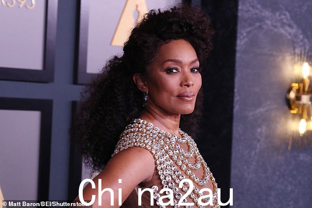 烟雾表演:她深棕色的眼睛被烟熏黑的阴影放大了,她的脸颊上涂上了桃红色的腮红