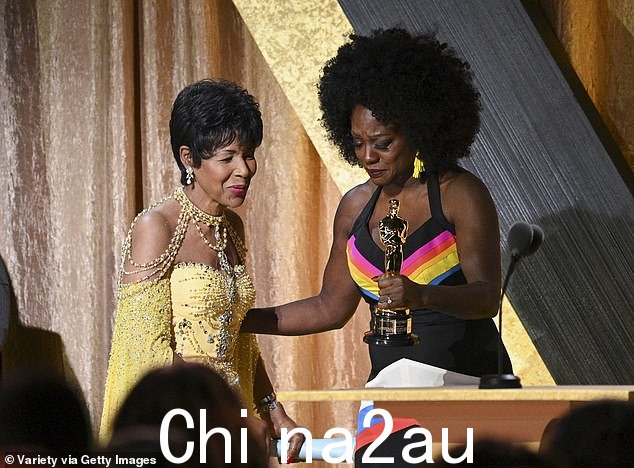 演讲:有人看到 57 岁的女演员 Viola Davis 为 64 岁的导演 Euzhan Palcy 颁发奥斯卡荣誉奖