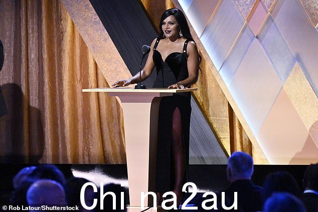 可爱:43 岁的 Mindy Kaling 也出现在活动的舞台上,穿着合身的黑色礼服看起来非常惊艳