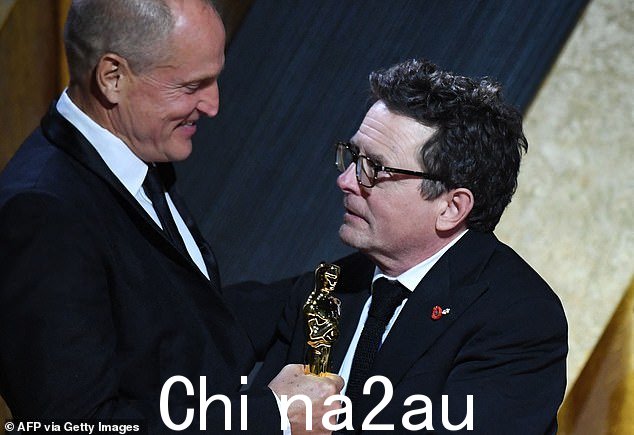 太甜了:他自豪地把奖杯交给演员