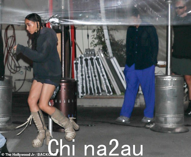 新恋情?有人发现 FKA twigs 周六晚上在比佛利山庄的 Matsuhisa 餐厅与神秘男子共进晚餐