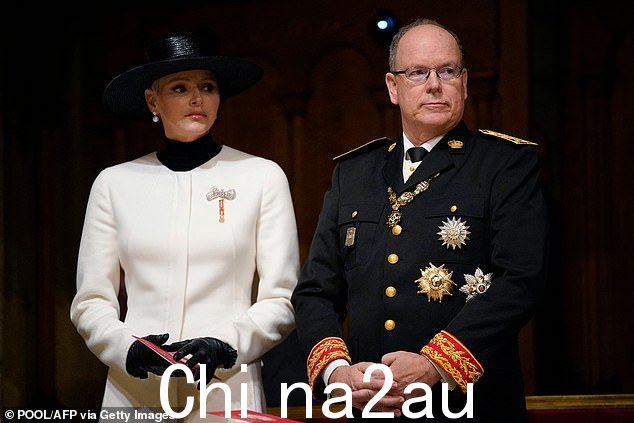 夏琳王妃在抵达圣尼古拉斯大教堂参加摩纳哥国庆庆典时身穿黑白套装,看起来毫不费力地别致