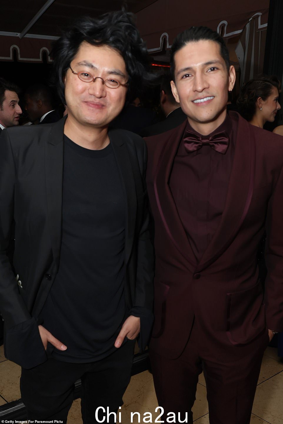 笑脸:Danny Ramirez(右)穿着栗色燕尾服和领结看起来很时尚