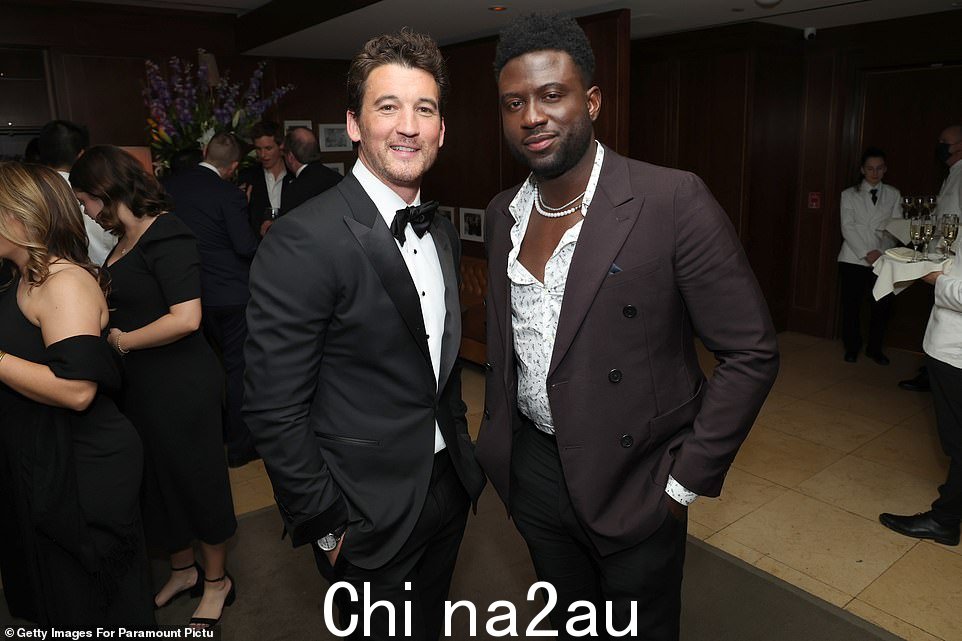 出击! Miles Teller 加入了穿着双排扣夹克看起来很酷的 Sinqua Walls
