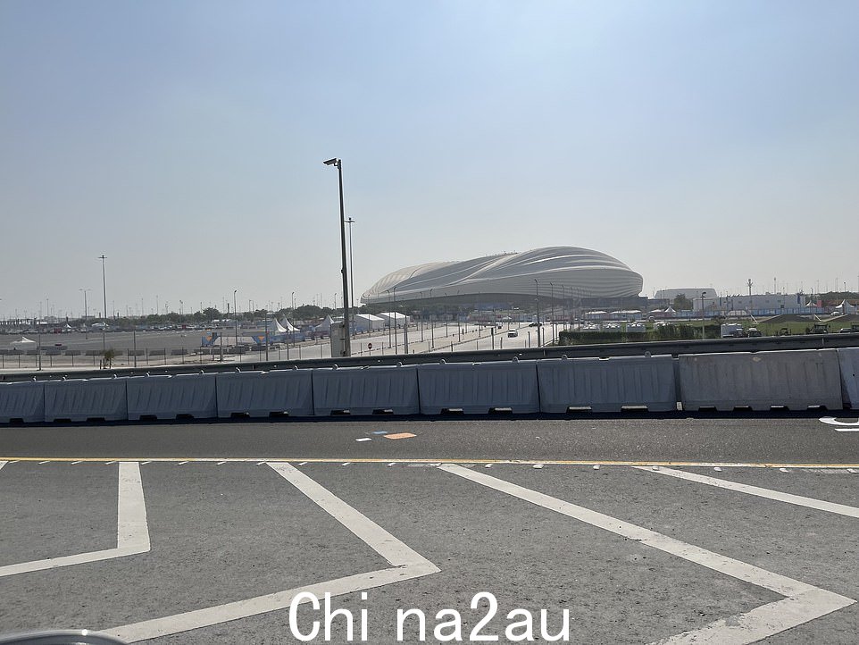 Al Janoub 体育场,位于多哈市中心外约 15 英里处,似乎是为了阻止球迷在比赛日以外的时间参观