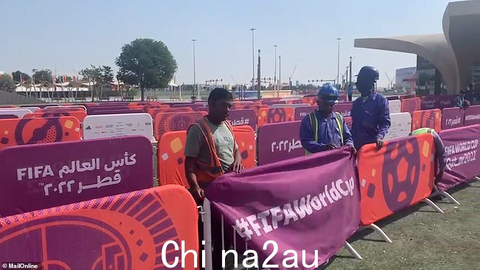 今天在卡塔尔一个空荡荡的世界杯体育场外拍摄的农民工照片,因为在东道国没有通常的兴奋