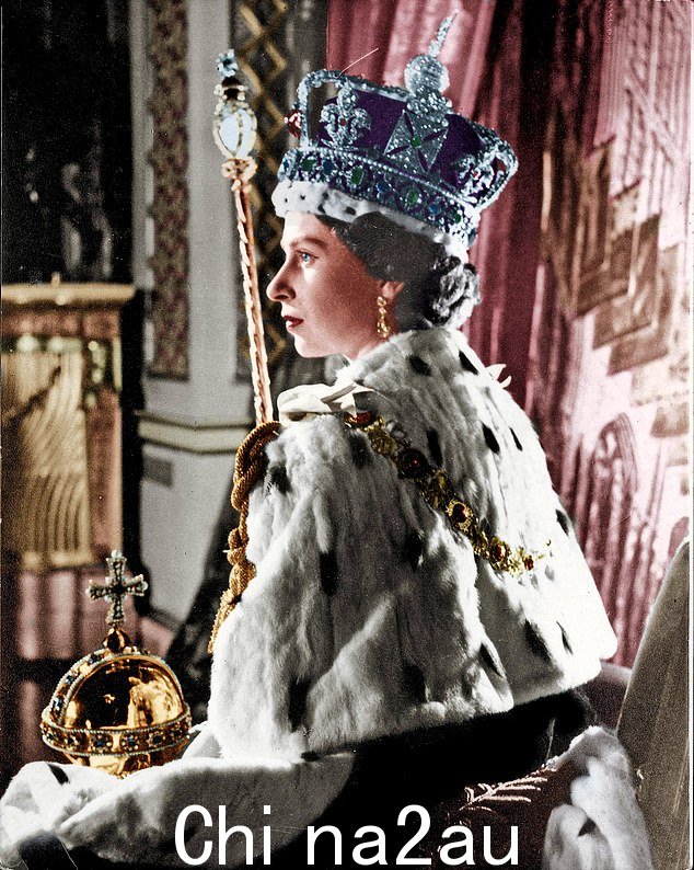 伊丽莎白女王头戴帝国王冠并手持君主权杖,两者都包含在 1953 年加冕典礼期间从库里南钻石上切割下来的宝石