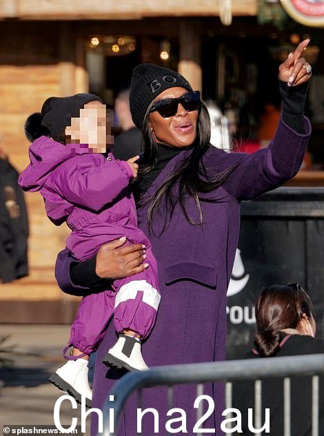 Glam:Naomi Campbell 和她 18 个月大的小女儿在星期六一起享受了一次难得的公共郊游,因为她带着她的孩子去海德公园的温德仙境体验了一些节日魔法在伦敦
