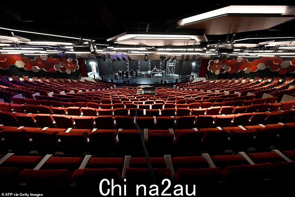 哇:邮轮上有一个巨大的剧院,让船上的 WAG 们尽情享受