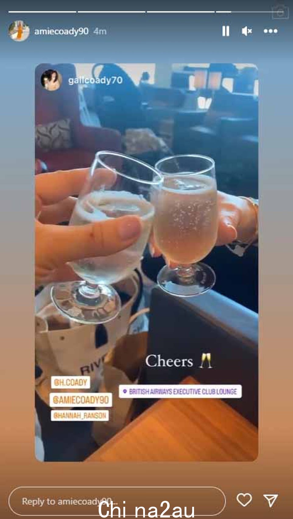 康纳的妻子艾米·科迪 (Amie Coady) 在她的 Instagram 故事中发布了一张照片,照片中她和她的家人在 BA 休息室享用一杯汽水