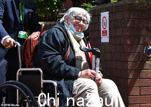 轮椅用户 Elizabeth Hall, 76, w在承认两次违反限制令后将于本月早些时候被判刑