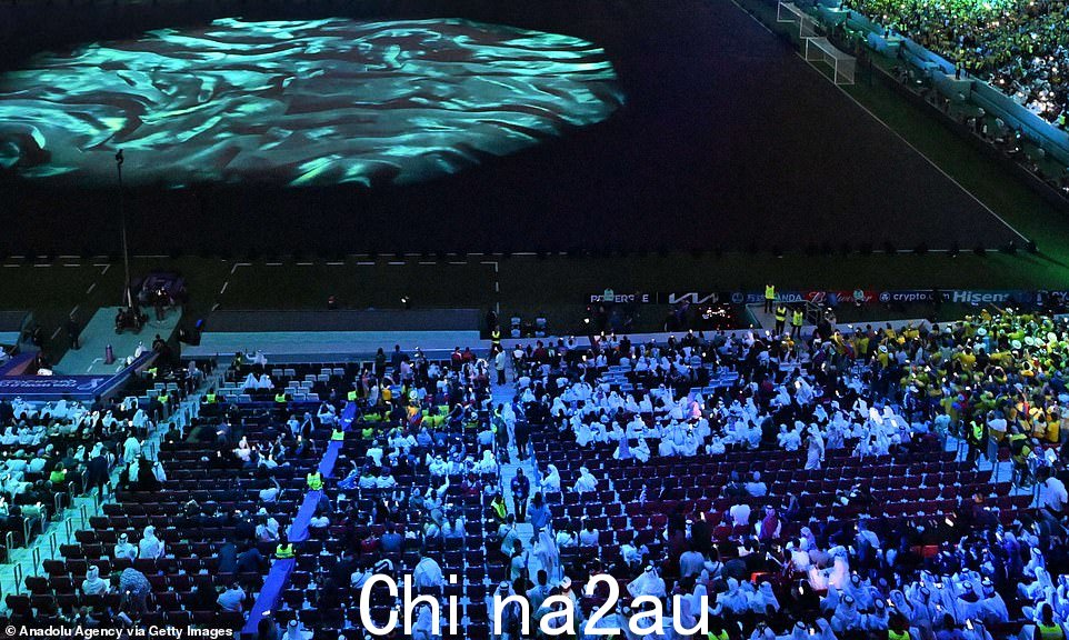 在卡塔尔和厄瓜多尔之间的首场比赛之前,FIFA 世界杯开幕式期间体育场内有数十个空座位