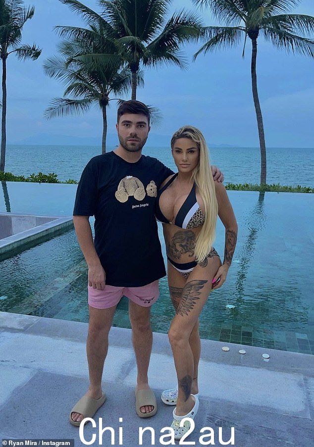 好朋友:Katie Price 在朋友 Ryan Mira 旁边合影,这是他们夏天去泰国度假的复古照片