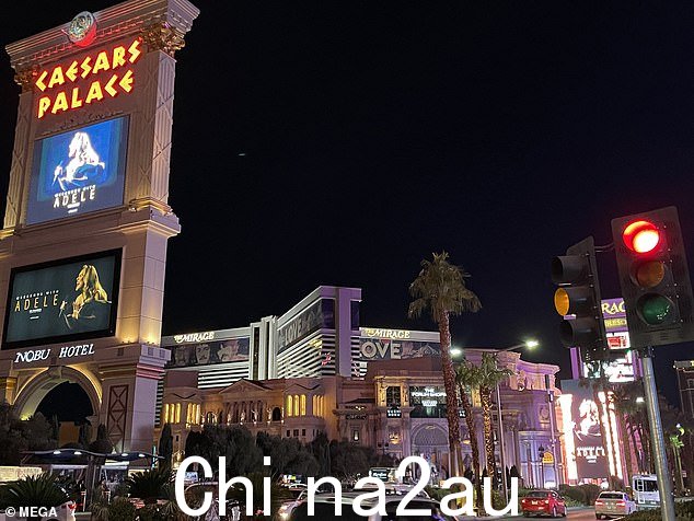 From the strip: Caesars Palace 在外面的显示器上装饰着阿黛尔的图像