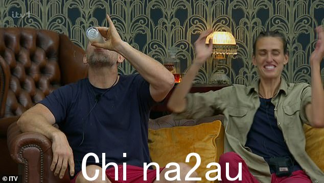 恶心!在 Mike 面对混合蟑螂和混合呕吐水果的饮料中