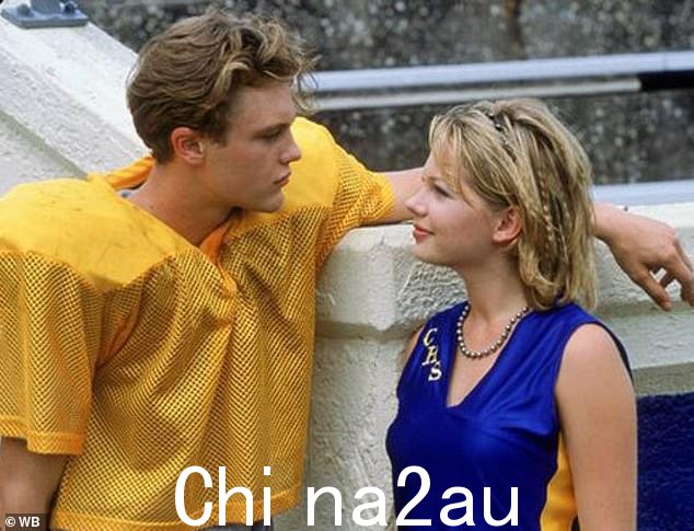 从 1999 年到 2000 年,他在 Dawson's Creek 中反复扮演 Henry Parker 的角色。在这里与 Michelle Williams 一起看到