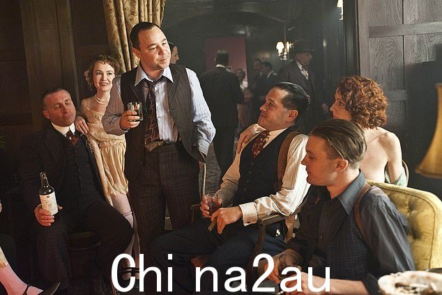 皮特在《大西洋帝国》中被视为吉米达莫迪,2010 年英国斯蒂芬格雷厄姆饰演阿尔卡彭